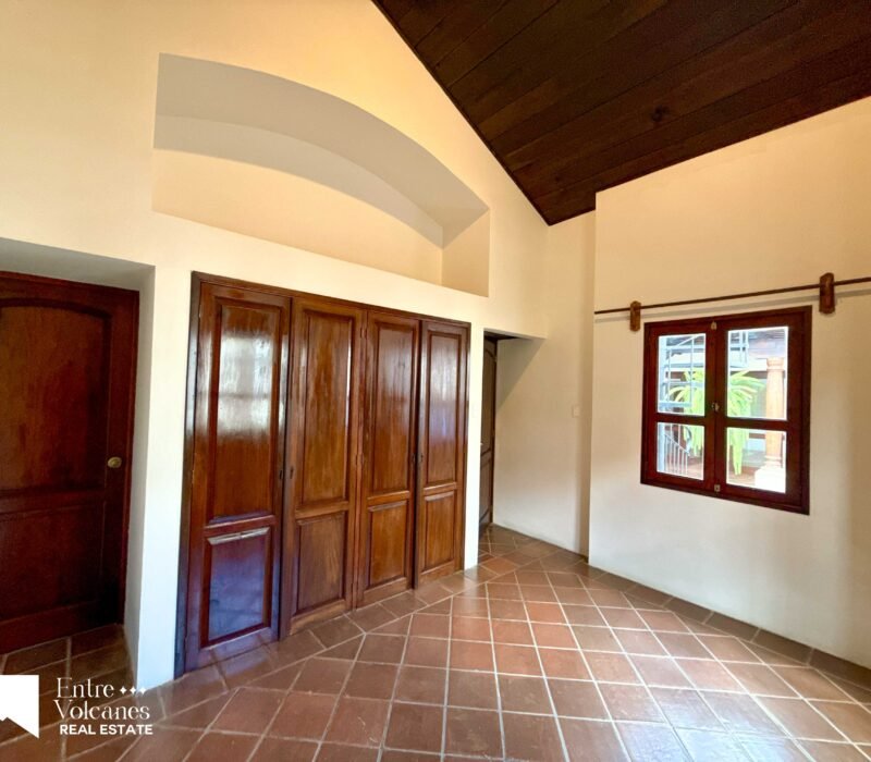 Excelente Casa En Venta 3 Habitaciones De Esquina
