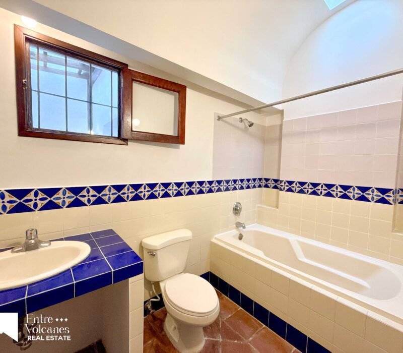 Excelente Casa En Venta 3 Habitaciones De Esquina