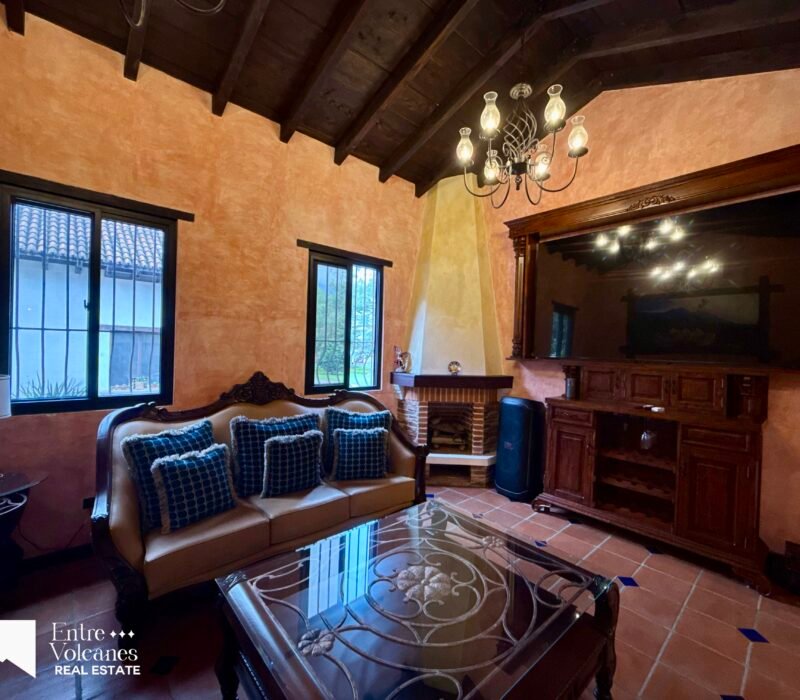 Casa Estilo Colonial Moderna en El Calvario – Totalmente Amueblada