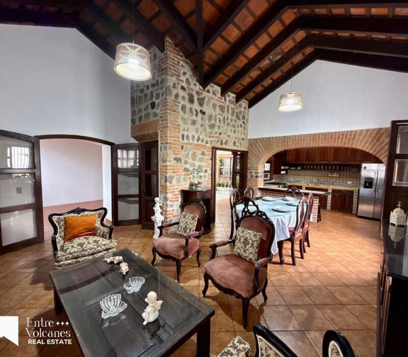 Hermosa Casa De 4 Habitaciones Todas Con Baño En El Calvario