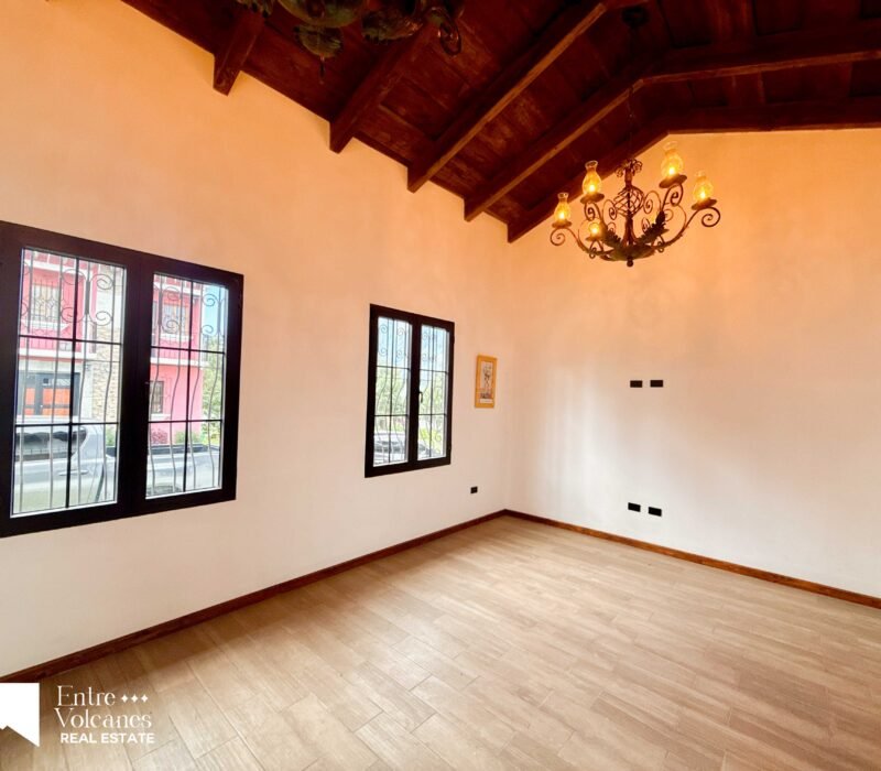 Casa Estilo Colonial Con Amplios Espacios y 4 Habitaciones En Zona Exclusiva