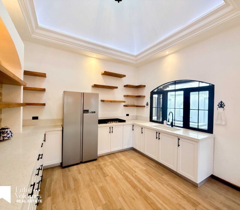 Casa Estilo Colonial Con Amplios Espacios y 4 Habitaciones En Zona Exclusiva