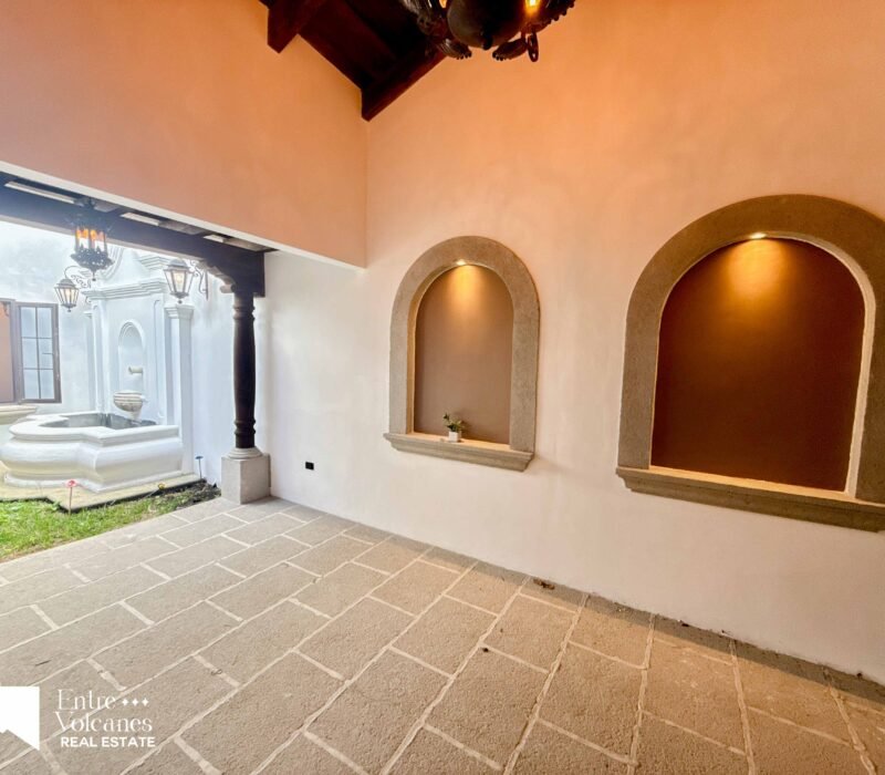 Casa Estilo Colonial Con Amplios Espacios y 4 Habitaciones En Zona Exclusiva