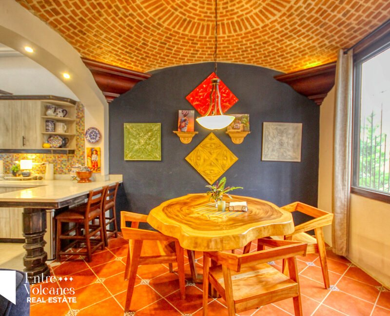 Impresionante Casa En Venta Carretera Alotenango