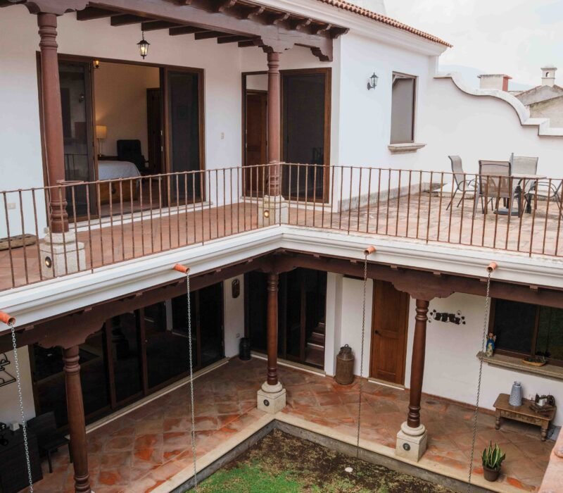 Increible Casa En Venta En Vista Bella Jocotenango Doble Terreno
