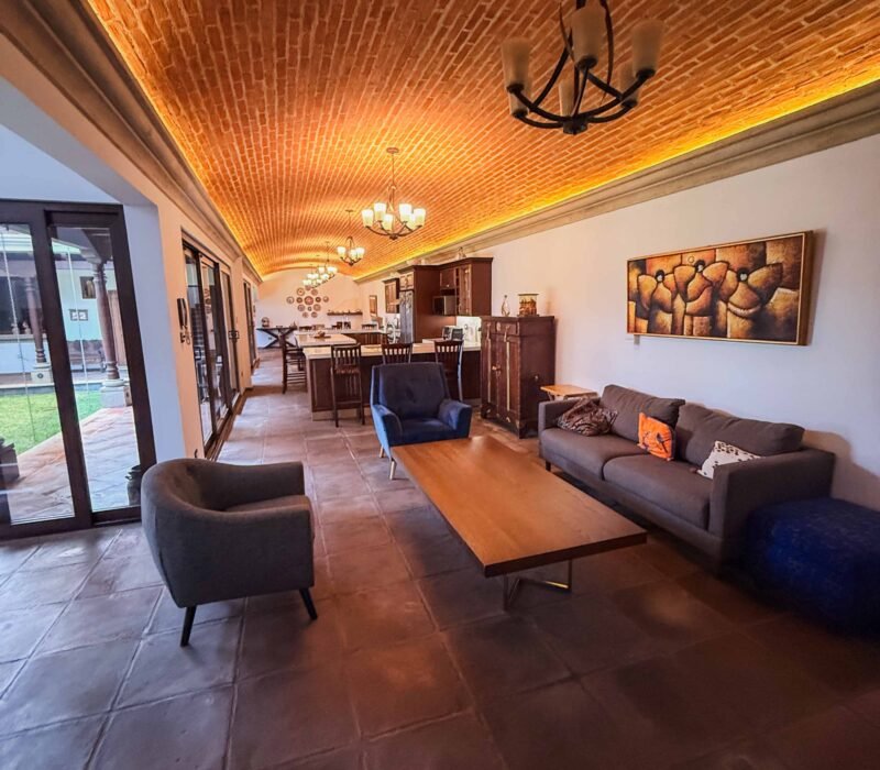 Increible Casa En Venta En Vista Bella Jocotenango Doble Terreno