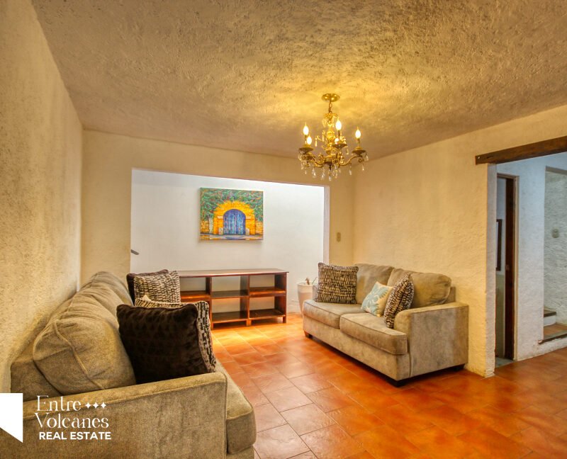 Hermosa Casa De 2 Niveles En El Area De Jocotenango